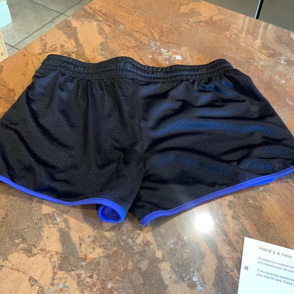 Like new FILA shorts size medium - Picture 2 of 4